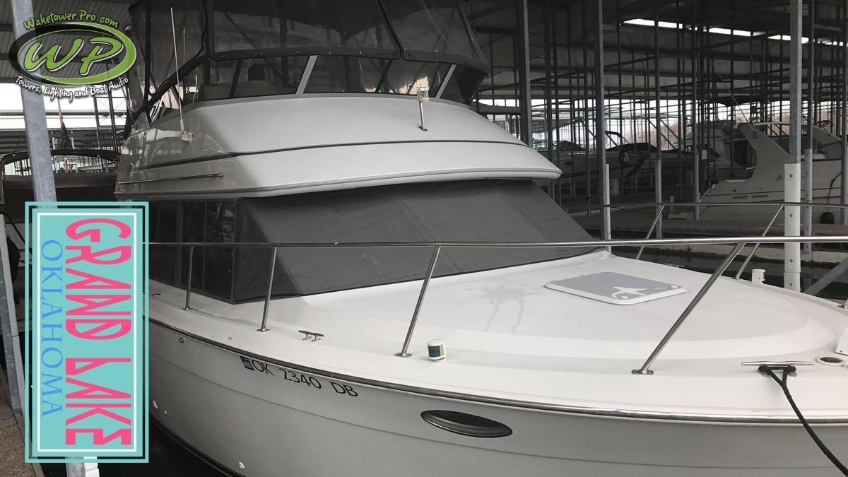 Carver 320 Voyager