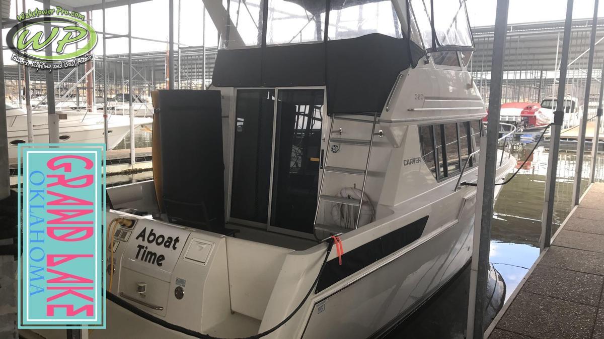 Carver 320 Voyager