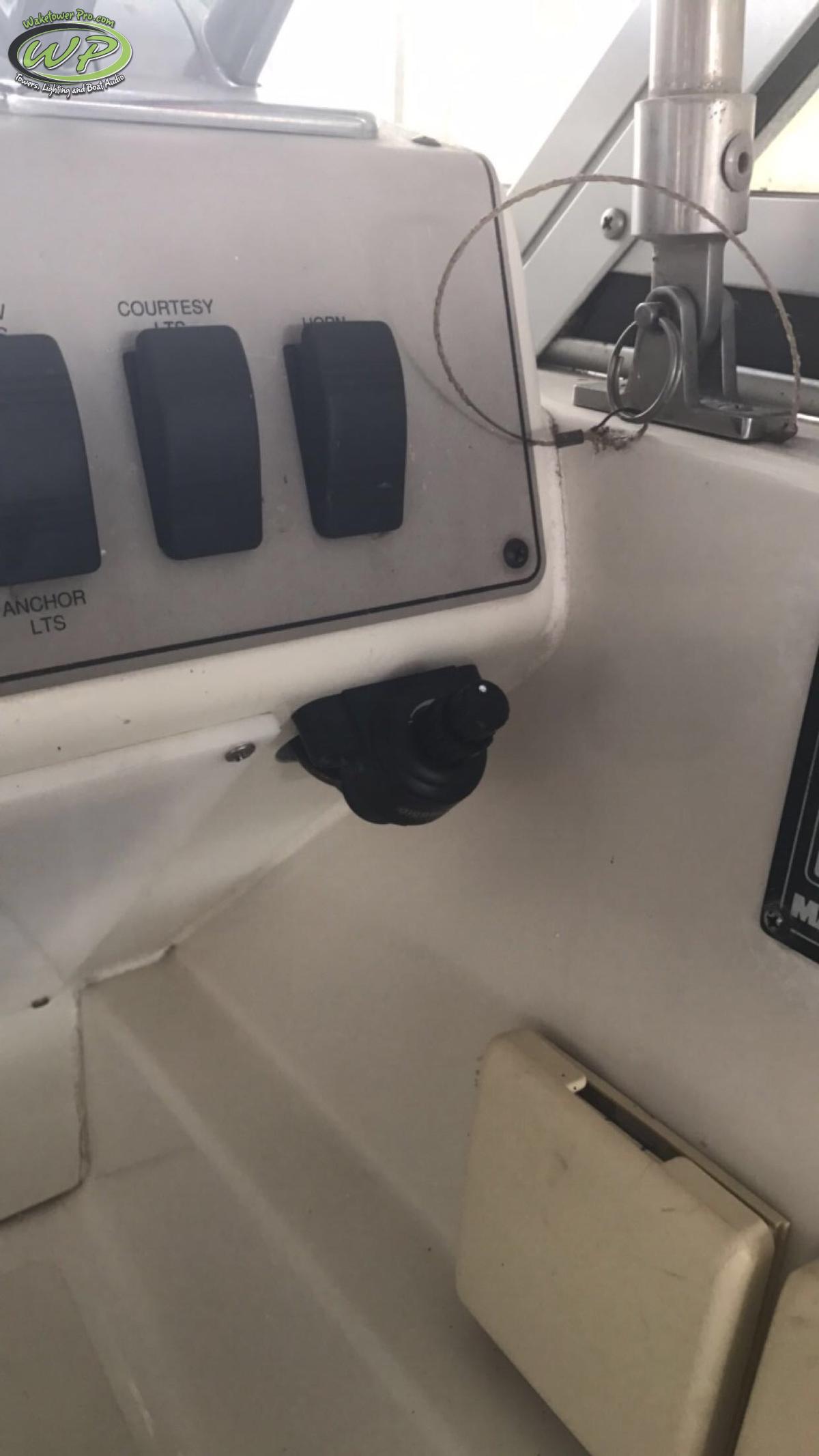 Carver 320 Voyager